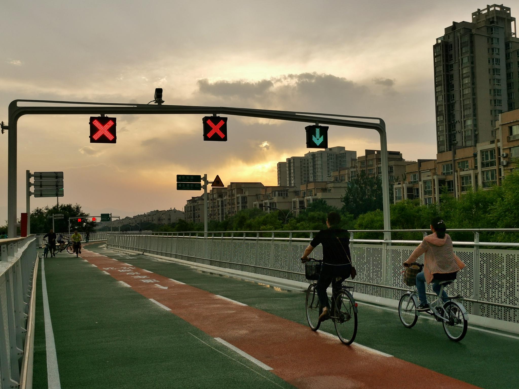 雨后初晴,市民们迎着落日骑行。新京报记者 裴剑飞 摄