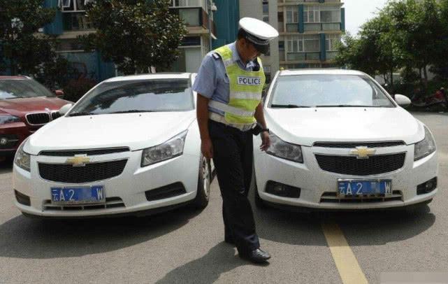 吃饭偶遇“孪生”车牌,两车主都选择报警,结果亮了!
