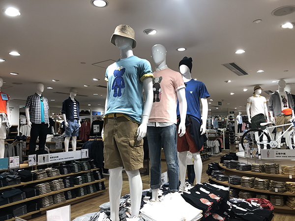 2019年6月3日下午,上海南京西路优衣库旗舰店,模特身上的联名款T恤。澎湃新闻记者 李菁 图