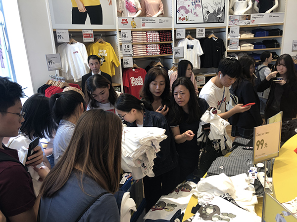2019年6月3日下午,上海南京西路优衣库旗舰店,消费者抢购联名款T恤。澎湃新闻记者 李菁 图