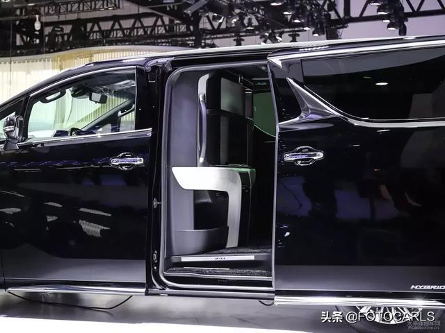 全新雷克萨斯LM300h实拍,比埃尔法高档的保姆车,加价多少合适