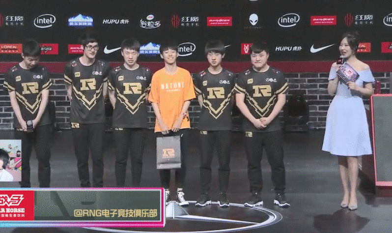 RNG小明 突然发现自己微博被林允儿关注 随后