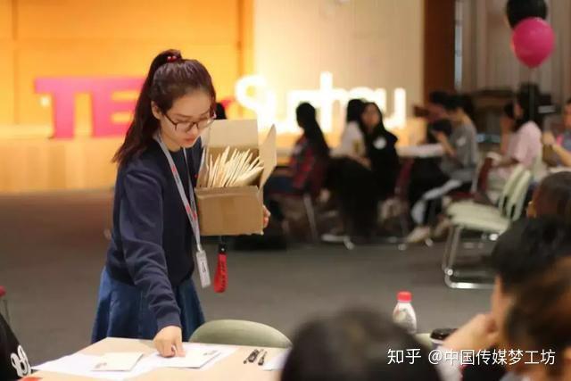 从二年级放弃女孩之路的女生,如今临时走上出和搞男人公益图片