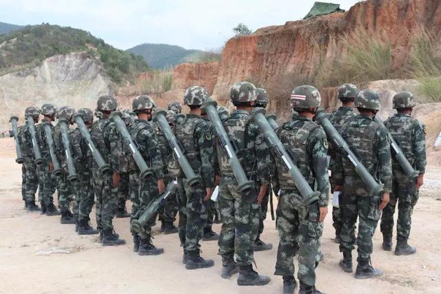 火力不足恐惧癌实锤,中国武警“拆迁队”人手一具火箭筒