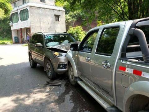 买辆新车没开过，却被4S店撞报废，4S店：反正你的车，修修能开