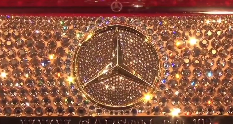 最“贵”奔驰现展厅，镶21颗真钻，配迈巴赫轮毂，车主身价达千亿