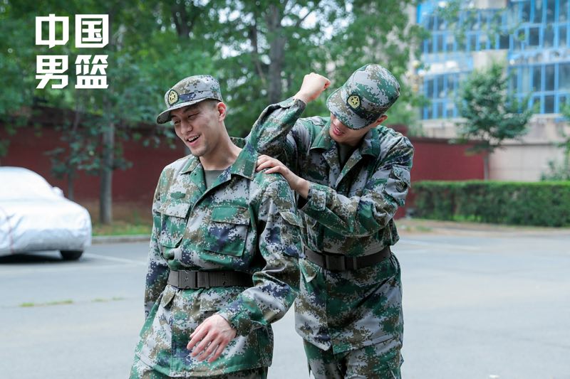 阿联归队成军训排头兵,郭艾伦要当“特种兵”