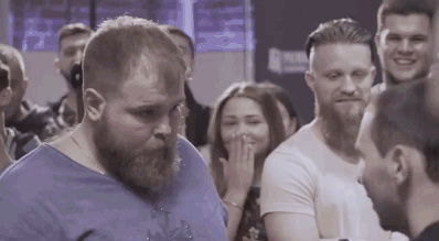 西斯龙肌肉男参加扇耳光大赛,看似强壮却被对手一巴掌