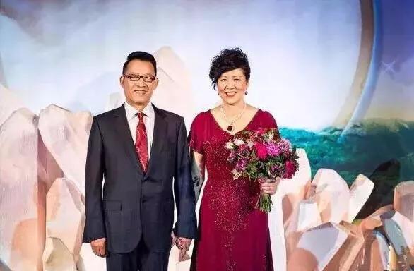王育成也一直在身后默默支持着郎平的工作，虽然曾经有过反对意见