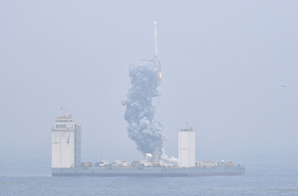 2019年6月5日12时6分，我国在黄海海域用长征十一号海射运载火箭，将技术试验卫星捕风一号A、B星及五颗商业卫星顺利送入预定轨道，试验取得成功。这是我国首次在海上实施运载火箭发射技术试验。 新华社 图