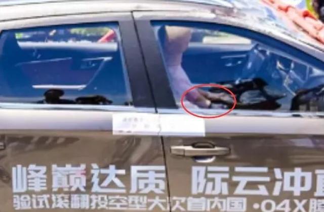 奔腾X40翻滚测试比哈弗H6差太多,气囊未打开假人还断手?