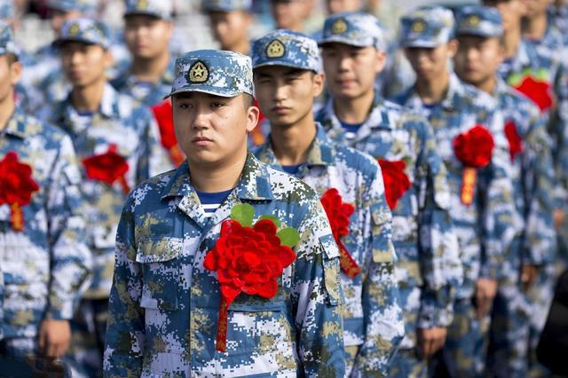 这三名新兵通过了政审和体检，并且在部队还训练了几天