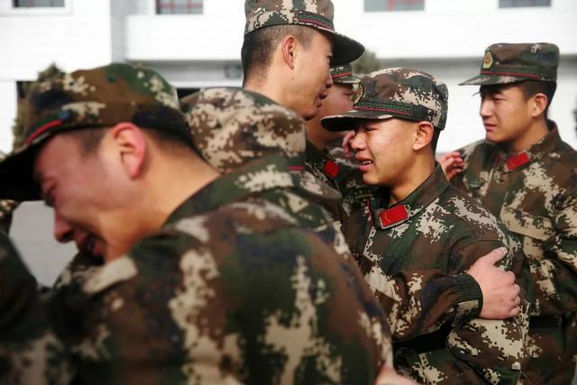 这三名新兵通过了政审和体检，并且在部队还训练了几天