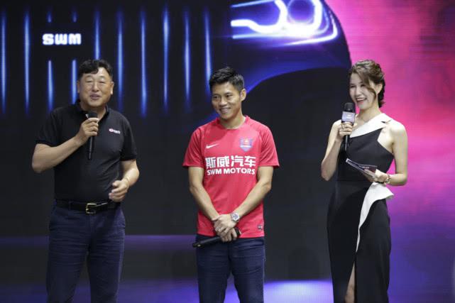 斯威G05亮相重庆车展,“车王”大咖为其助阵!
