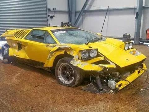 全球仅剩一台的兰博基尼撞报废，今后你再有钱能买到的只有零件！