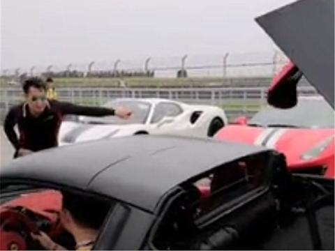 350万法拉利挂价值70万牌，牌上差一数字，就成“九五之尊”牌