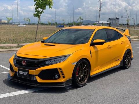 本田思域改装版，黄色的外观，看着不怎么习惯