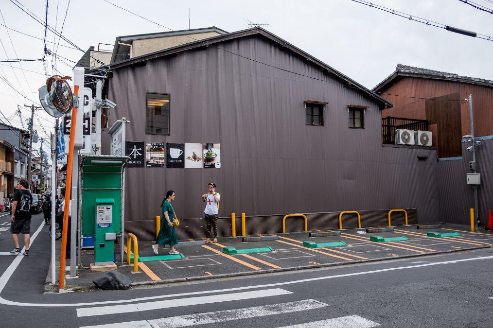 日本街头实拍:最小停车场只一个车位,停车价格贵造就城市不堵车