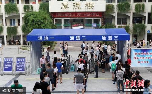 2017年国家司法考试永川考区萱花中学考点开考。 视觉中国 资料图