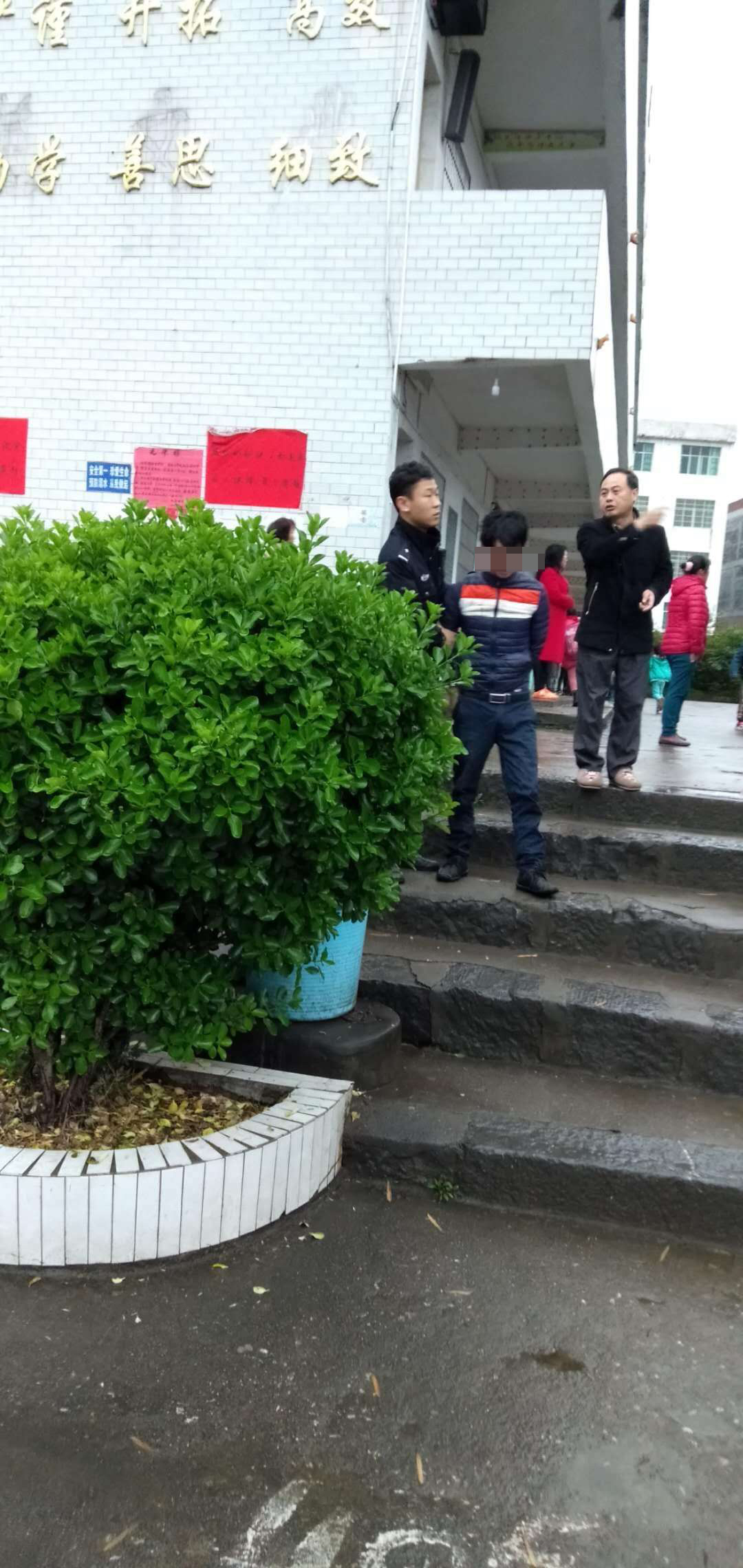 嫌犯在学校被抓捕 来源:当地人士