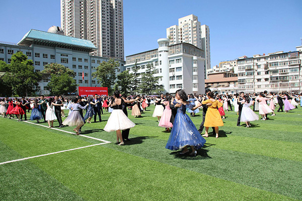 跳交谊舞枕头大战 高考前这些高中这样为学生减压