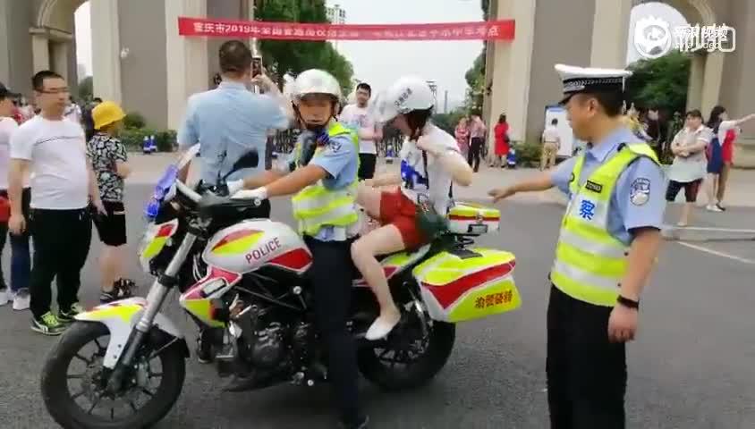 最帅骑行者：考生突发身体不适 警察蜀黍开车取药