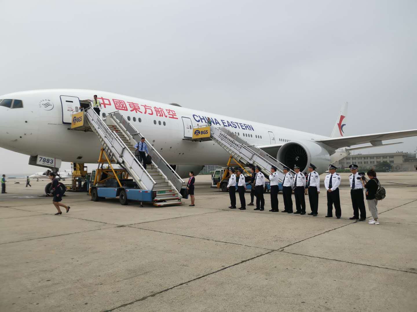 6月7日,中国从西班牙押解回国94名诈骗犯罪嫌疑人。摄影/新京报记者 王贵彬