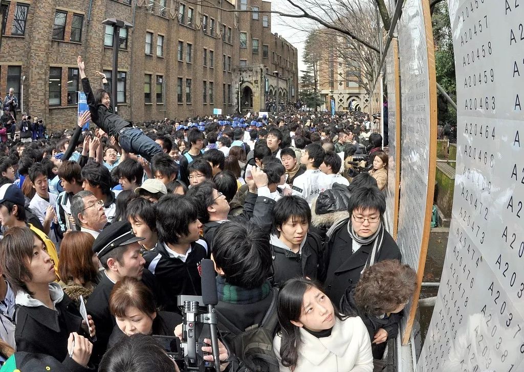 2010年3月10日，考生在东京大学查看入学考试结果。/视觉中国