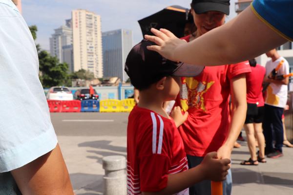 “高考遇端午全上985” 送考家长为好寓意抱艾蒿