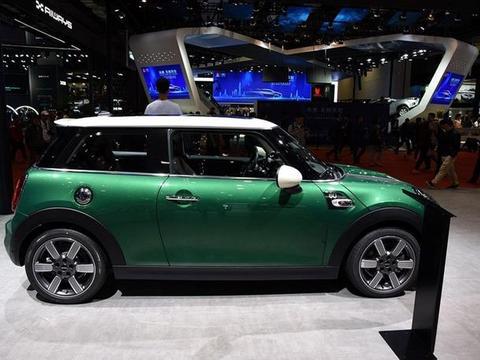 这宝马的外观，深得女生溺爱，内饰很可爱，但男生也不会拒绝