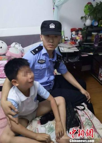 9岁男孩被反锁在家翻窗站27层 民警高空解救