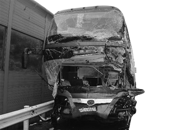 大客车突遭货车撞击 生命最后一刻司机紧握方向盘