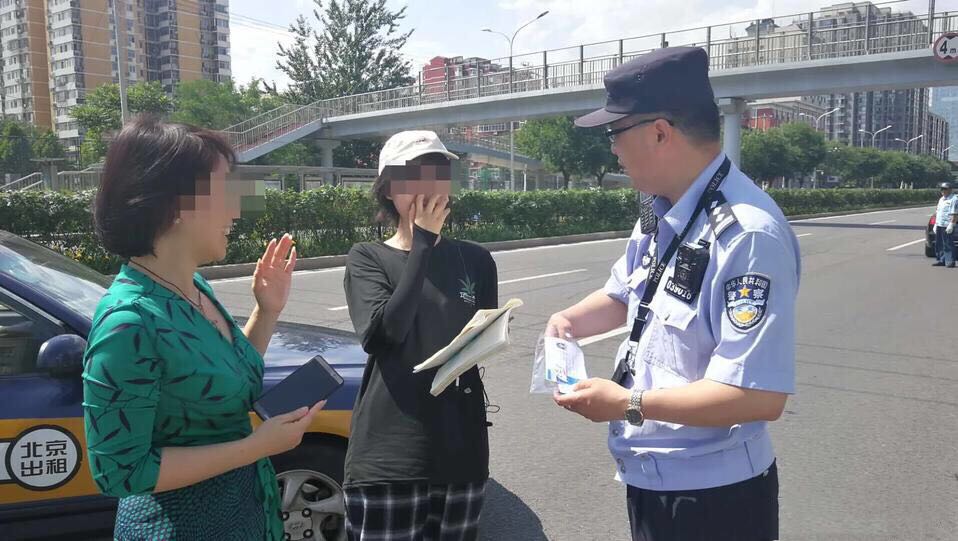 高考生考试前丢失准考证身份证 警察赶往考场送回