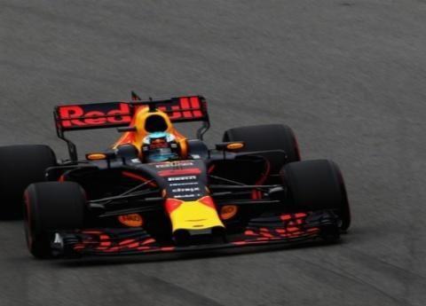 红牛F1赛车：赛车图大放送，彰显赛车的气魄，想体验吗