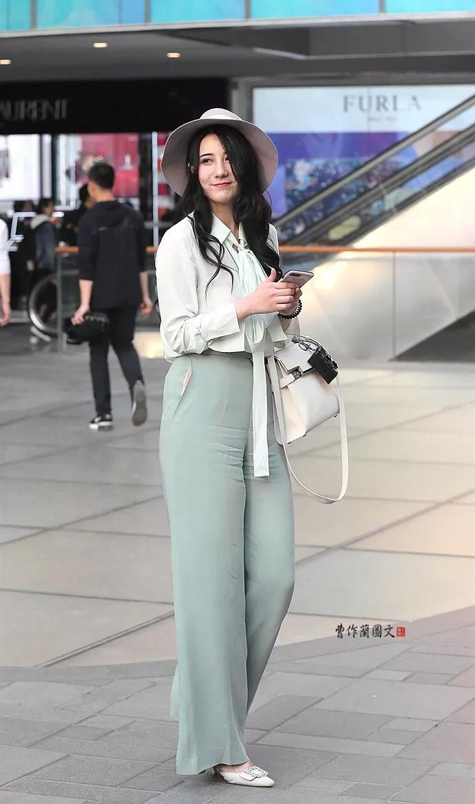 街拍：穿尖头细高跟船鞋的美女，气场全开