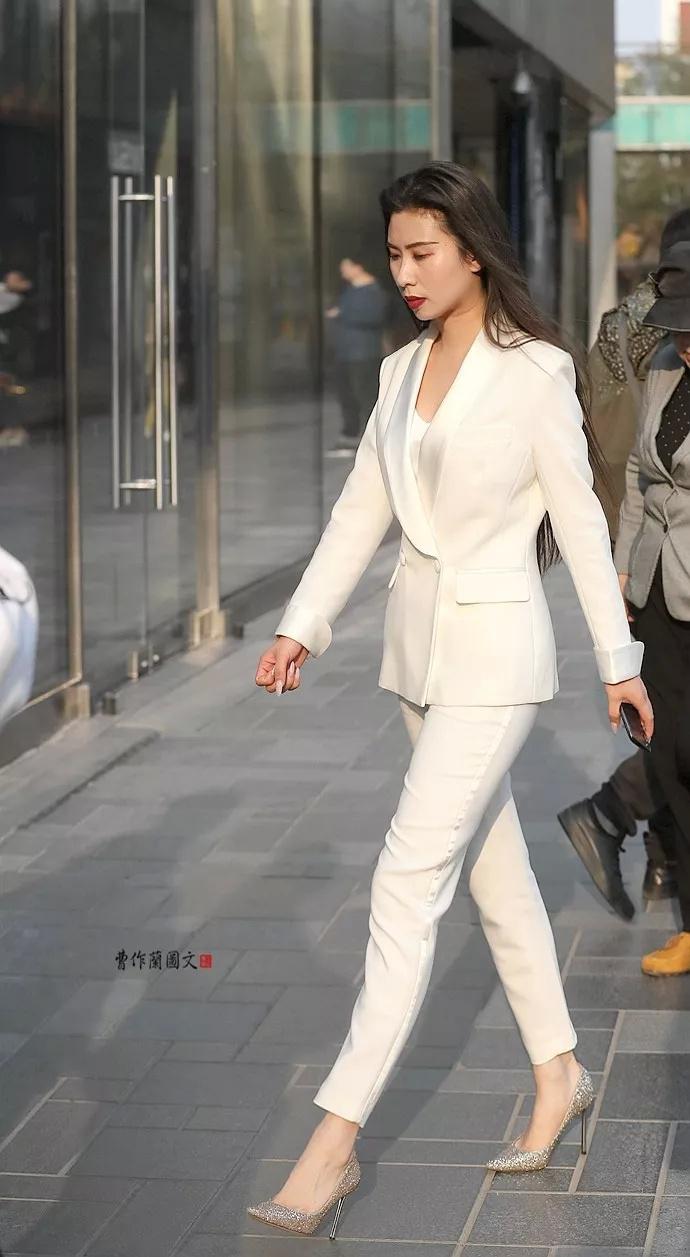 街拍：穿尖头细高跟船鞋的美女，气场全开