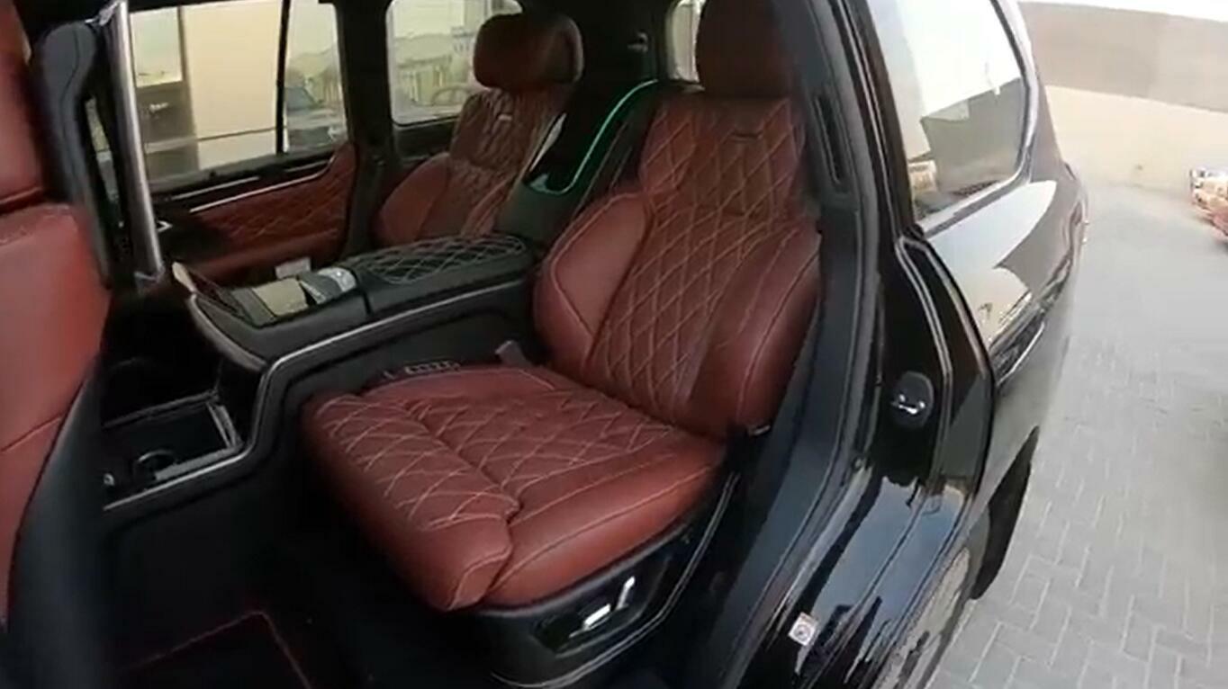 19款雷克萨斯LX570 MBS 到店实拍 与宝马X7 比较究竟谁帅?