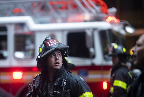 6月10日，在美國紐約曼哈頓中城，一名消防員看向發生墜機的大樓。新華社 圖
