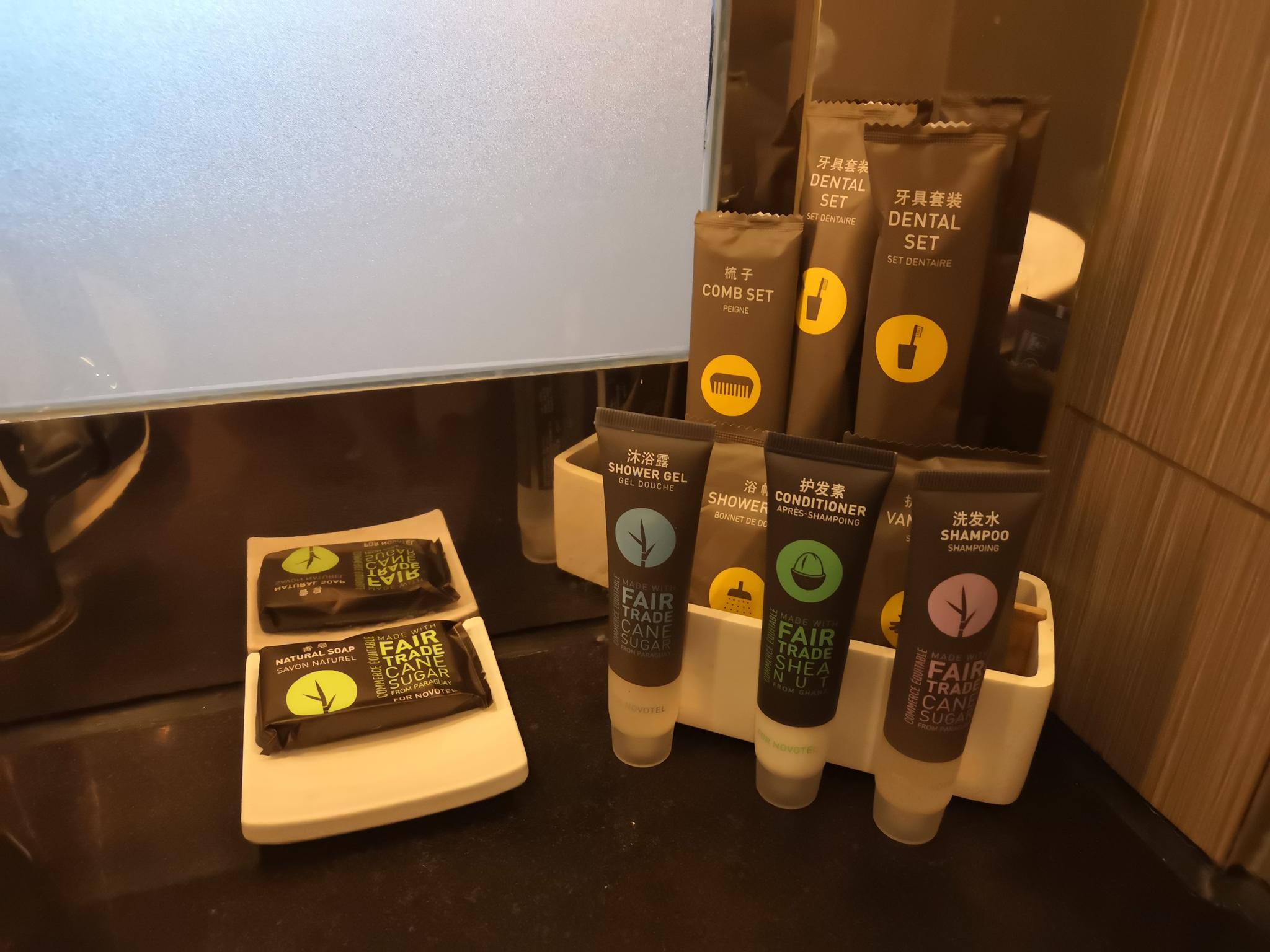 诺富特酒店提供的一次性用品,外包装上标注有生产日期、生产厂商等信息。这样的小件用品是酒店的标配。