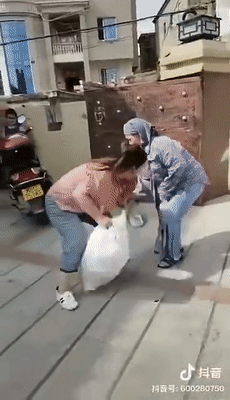 视频热传!媳妇公然辱骂推倒婆婆?很多泉州人怒了!真相让人无语