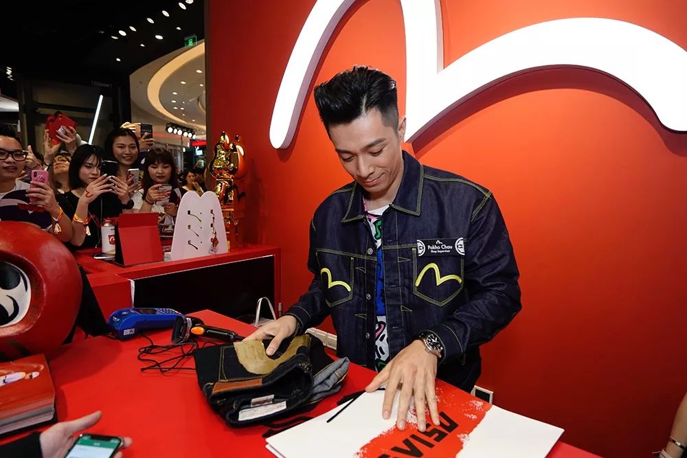 潮闻快食 |艺术家龙家升推出特别版Dazimomo！库兹马和奥科吉助阵耐克全亚洲篮球训练营