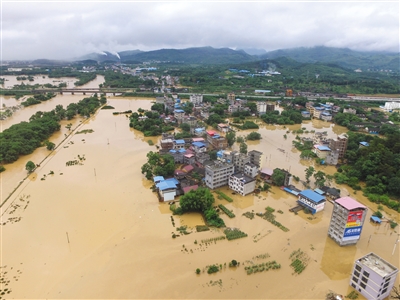 6月9日,广西桂林,全州县遭受洪水袭击,沿江两岸房屋、公路、村庄、农田被洪水淹没,当地政府及时启动防汛预案进行防洪抢险工作。图/视觉中国