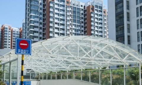 兰博基尼车主停车居然不给钱？直接开出停车场！车主：车矮就是好