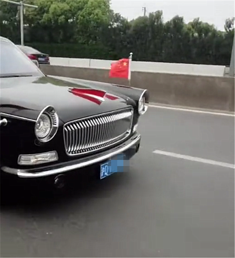 600万红旗L5现高架,配4出,车头两侧插旗,车型罕见,上海仅4台