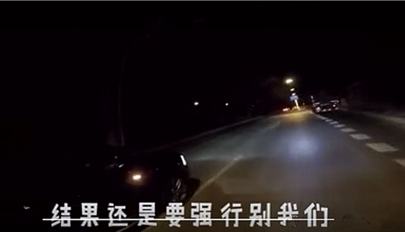 149万路虎对一骑士别车,还直言:你骑摩托车骑路中间想怎么样