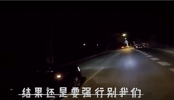 149万路虎对一骑士别车，还直言：你骑摩托车骑路中间想怎么样