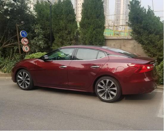 它的定位跟奔驰S级一样,内饰豪华细腻,网友:败在日产车标上了