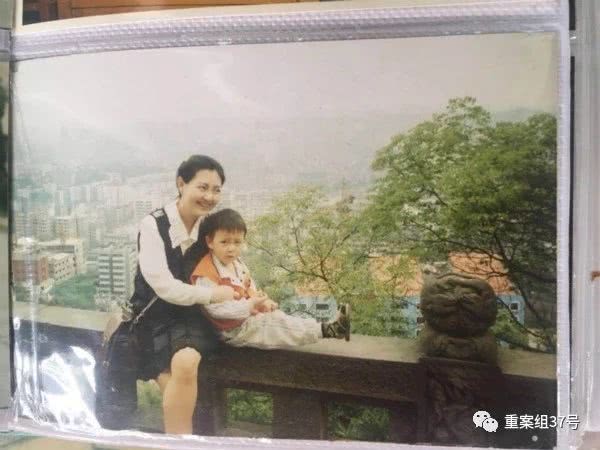 ▲1996年,朱晓娟与刚找回来的“盼盼”合影。图/新京报网