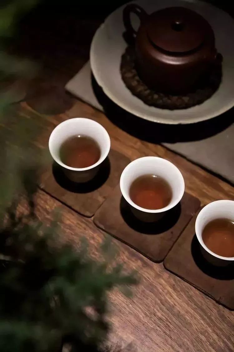 迎宾台设茶博士一名,平常一两人,来了便喝一杯,自然随性.