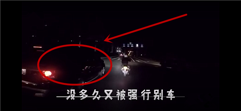 149万路虎对一骑士别车,还直言:你骑摩托车骑路中间想怎么样